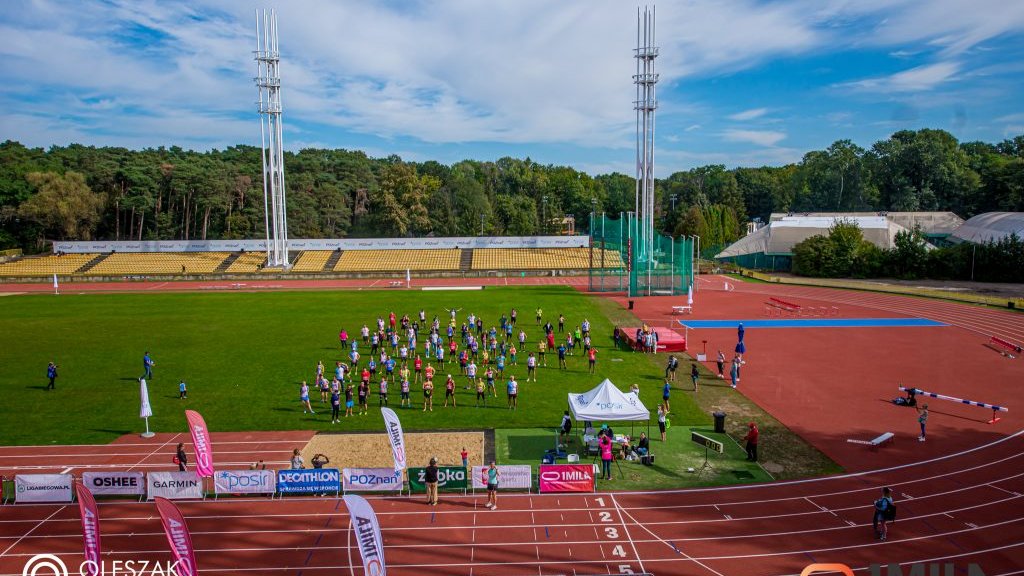 Zdjęcie przedstawia tłum ludzi na stadionie.