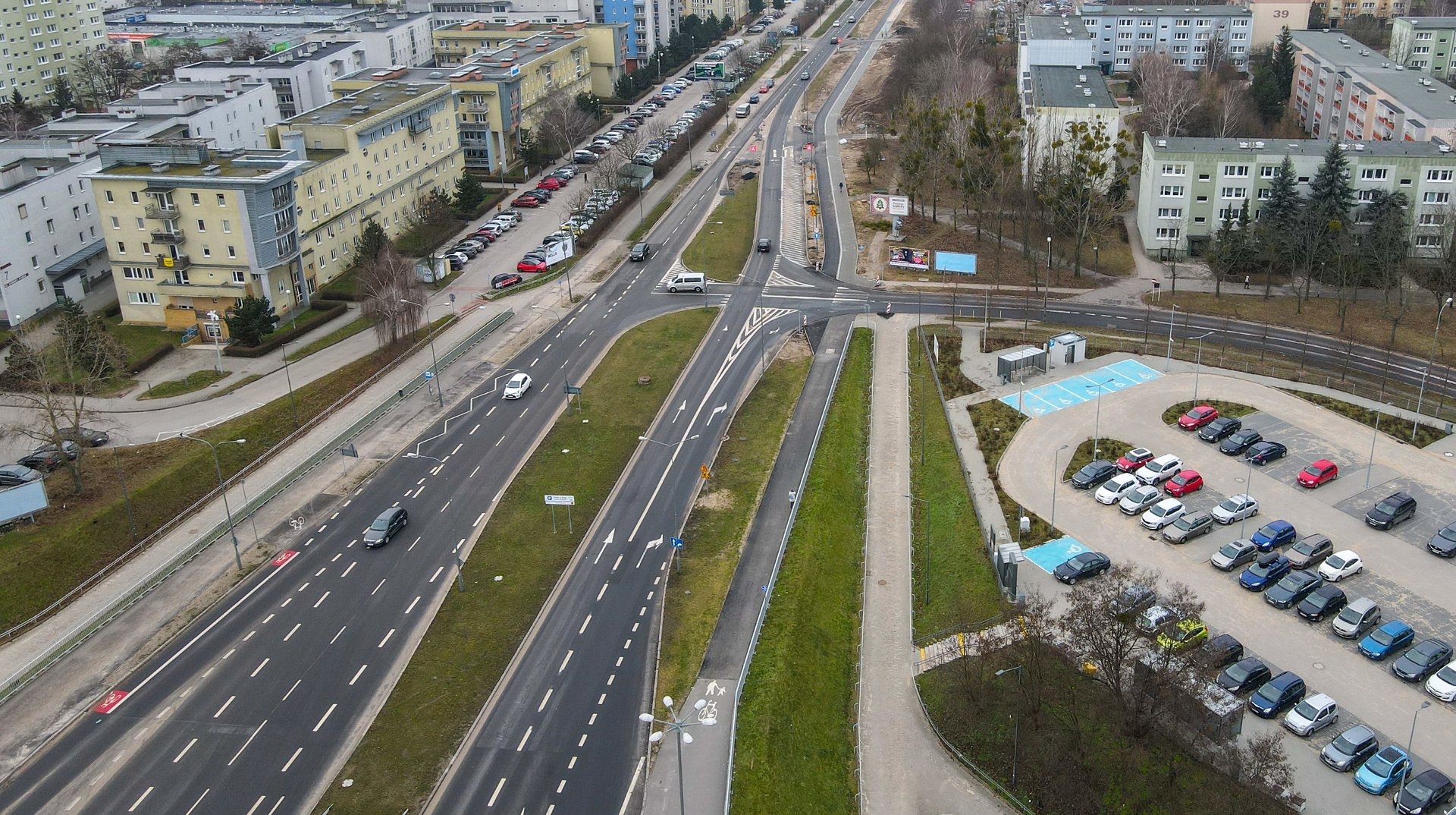 Na zdjęciu ul. Szymanowskiego widoczna z lotu ptaka, w centrum jezdnia, po bokach bloki - grafika rozmowy