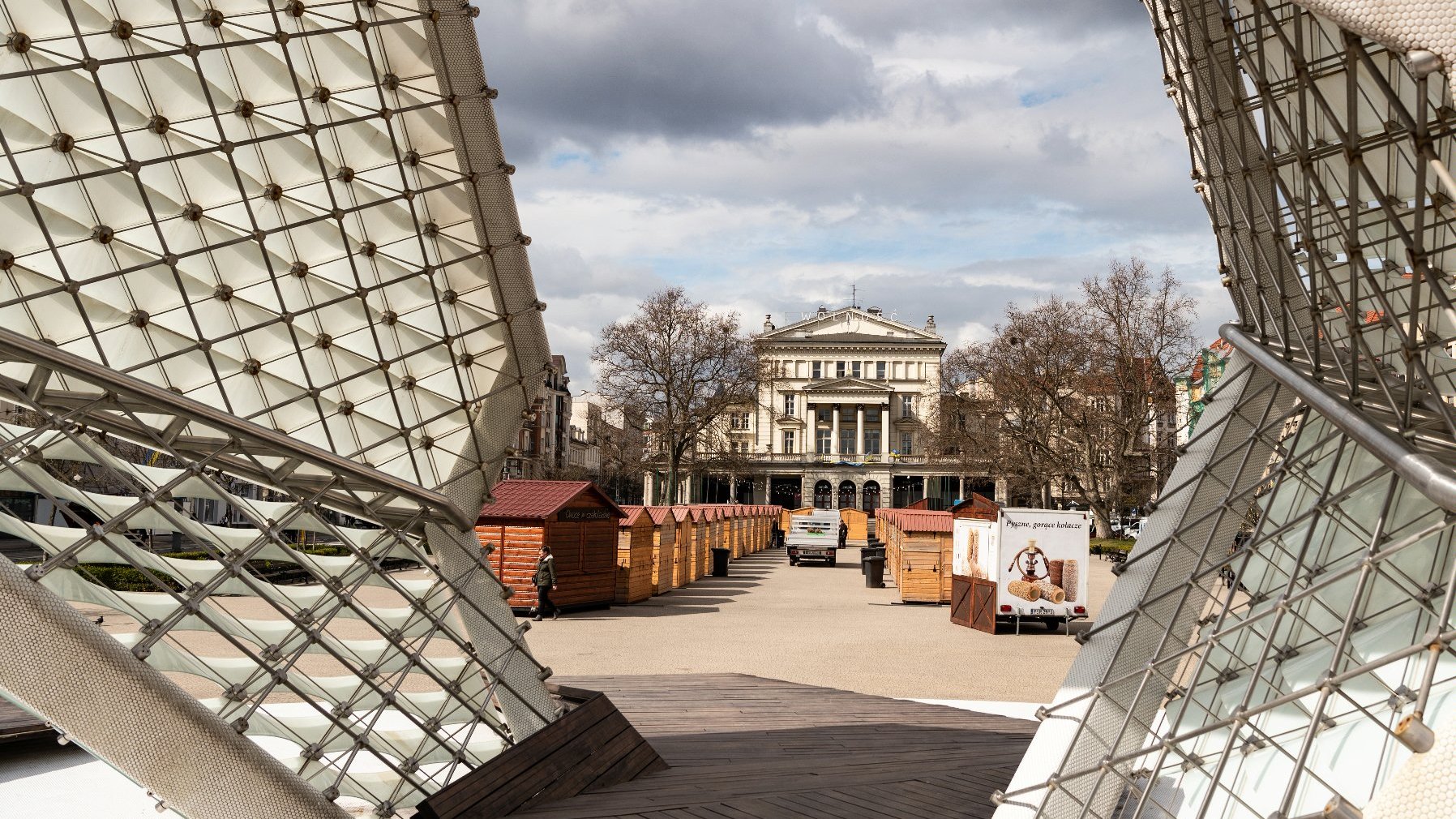 Galeria zdjęć przedstawia drewniane domki na placu Wolności.