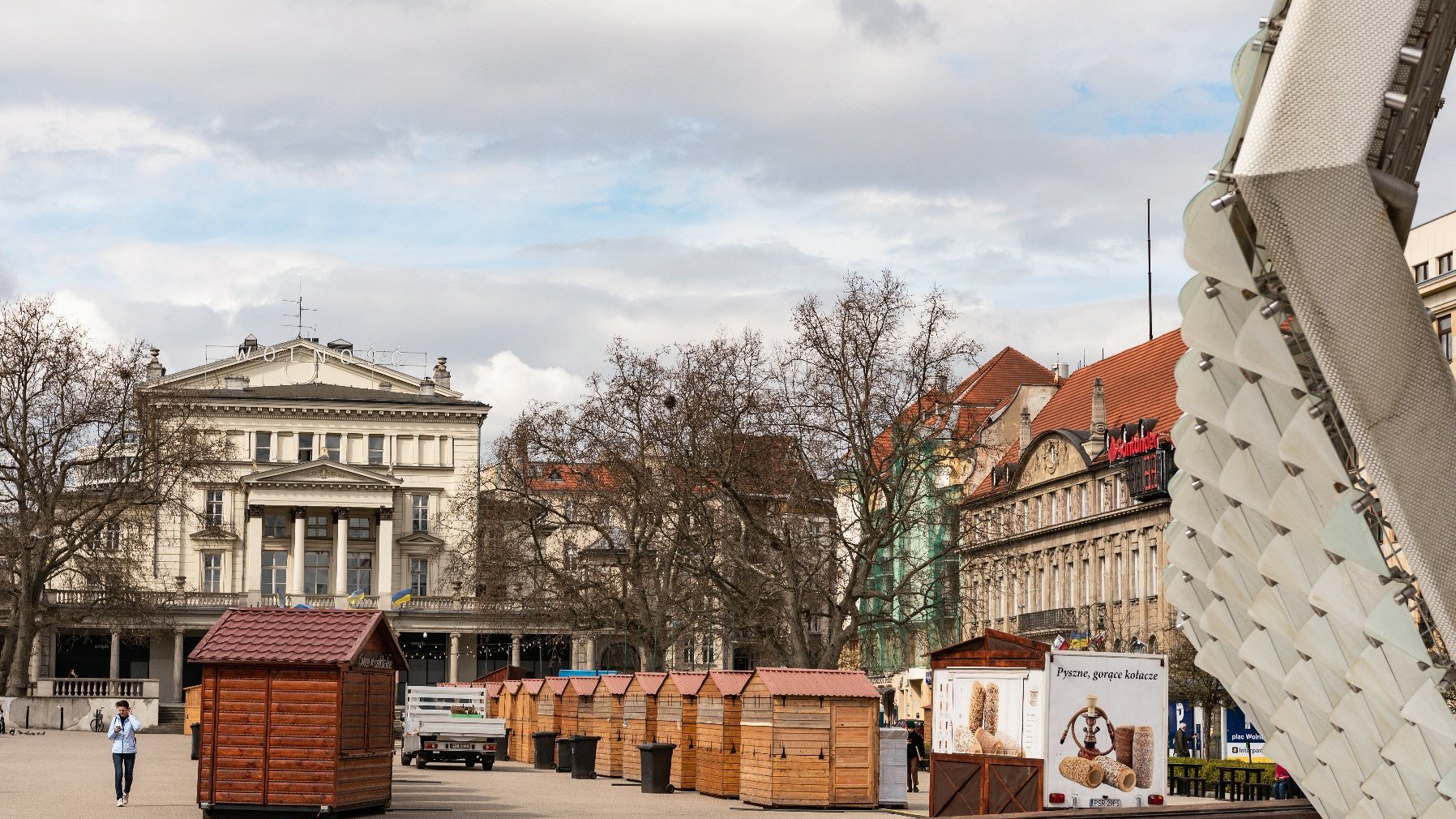 Galeria zdjęć przedstawia drewniane domki na placu Wolności.