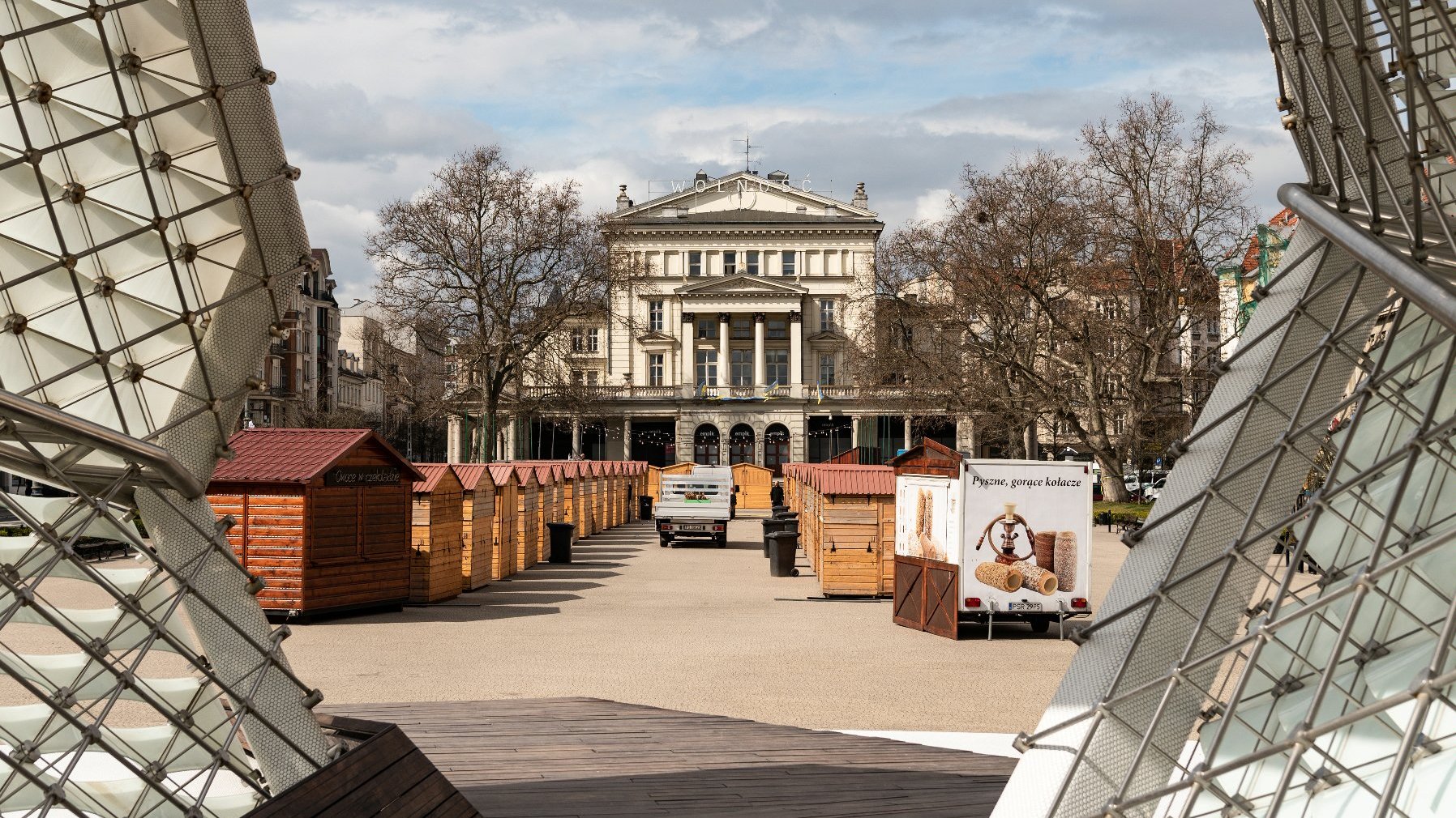 Galeria zdjęć przedstawia drewniane domki na placu Wolności.