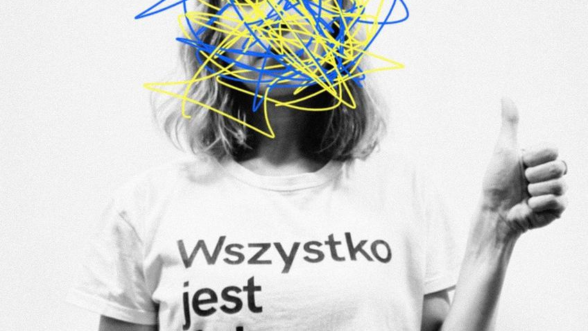 Grafika przedstawia zdjęcie dziewczyny, której twarz jest pomazana żółtymi i niebieskimi liniami. Dziewczyna ma na sobie koszulkę z napisem "Wszystko jest dobrze" i trzyma kciuk uniesiony do góry.