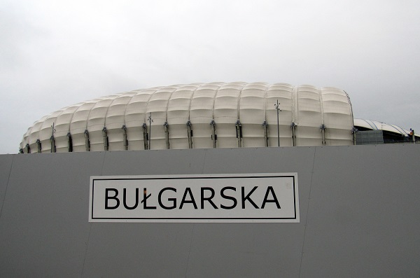 Mur z napisem "Bułgarska" przed stadionem miejskim w Poznaniu - grafika rozmowy