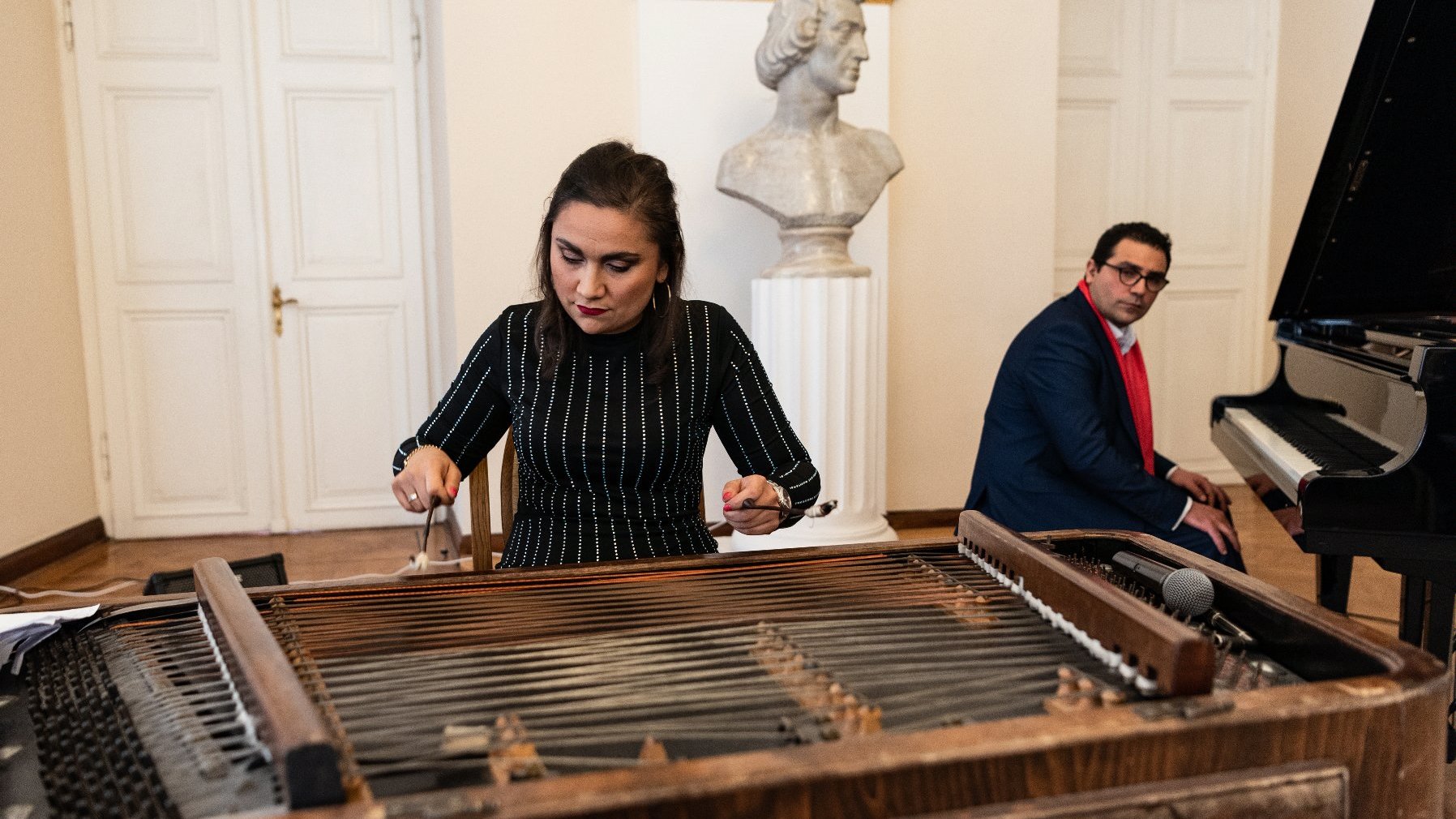 Galeria zdjęć przedstawia obchody Międzynarodowego Dnia Romów w sali białej urzędu miasta.