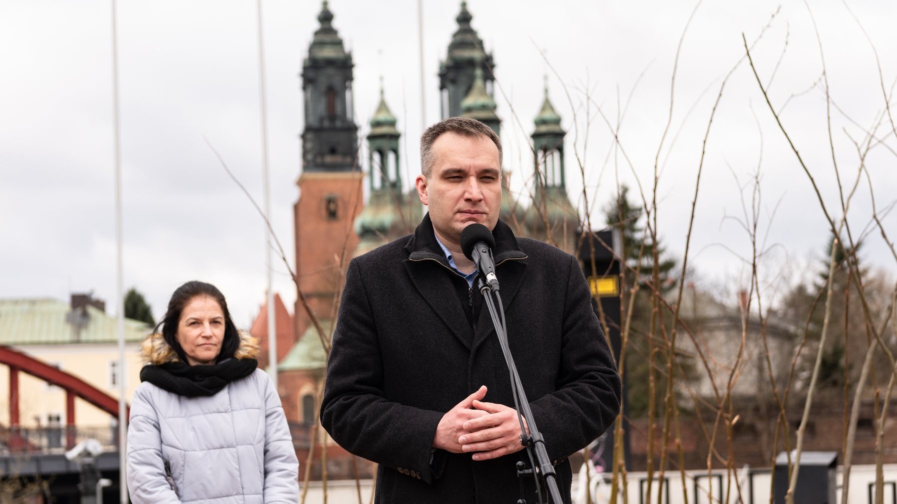 Galeria zdjęć przedstawia ogród eksperymentalny. Widać na nim wydzielone miejsce na rośliny oraz prelegentów konferencji.