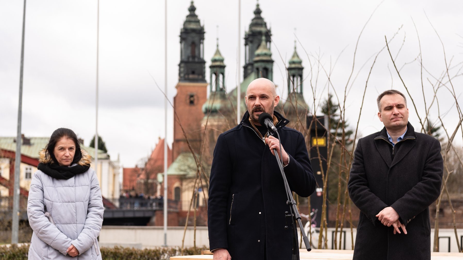 Galeria zdjęć przedstawia ogród eksperymentalny. Widać na nim wydzielone miejsce na rośliny oraz prelegentów konferencji.