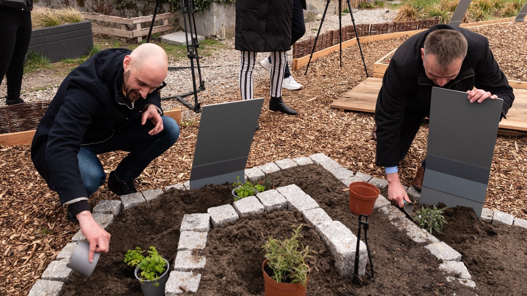 Galeria zdjęć przedstawia ogród eksperymentalny. Widać na nim wydzielone miejsce na rośliny oraz prelegentów konferencji.