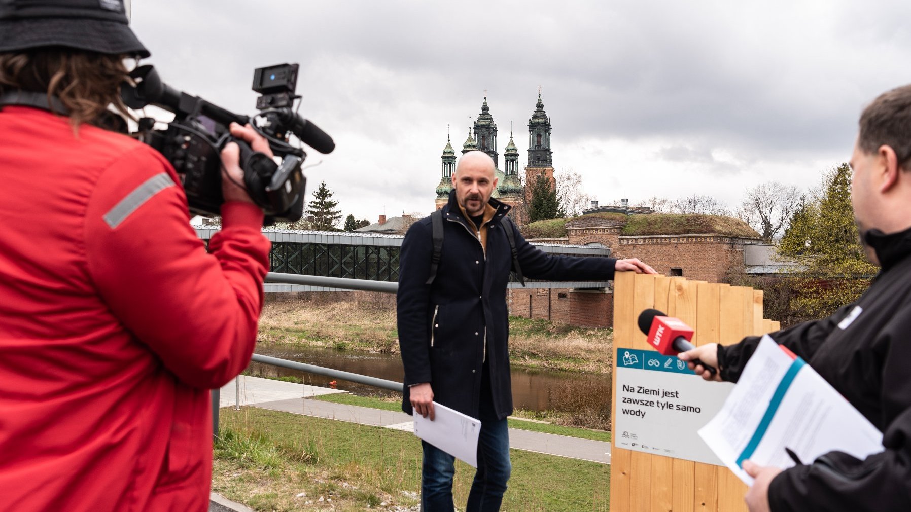 Galeria zdjęć przedstawia ogród eksperymentalny. Widać na nim wydzielone miejsce na rośliny oraz prelegentów konferencji.