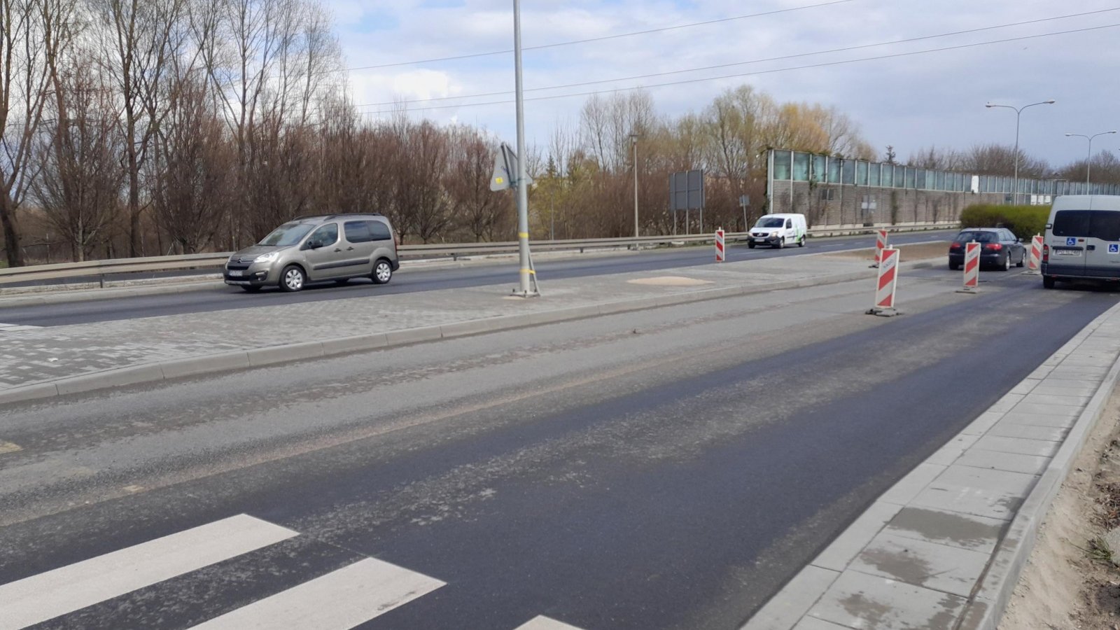 Przejście przez ul. Lechicką między węzłem a mostem Lecha