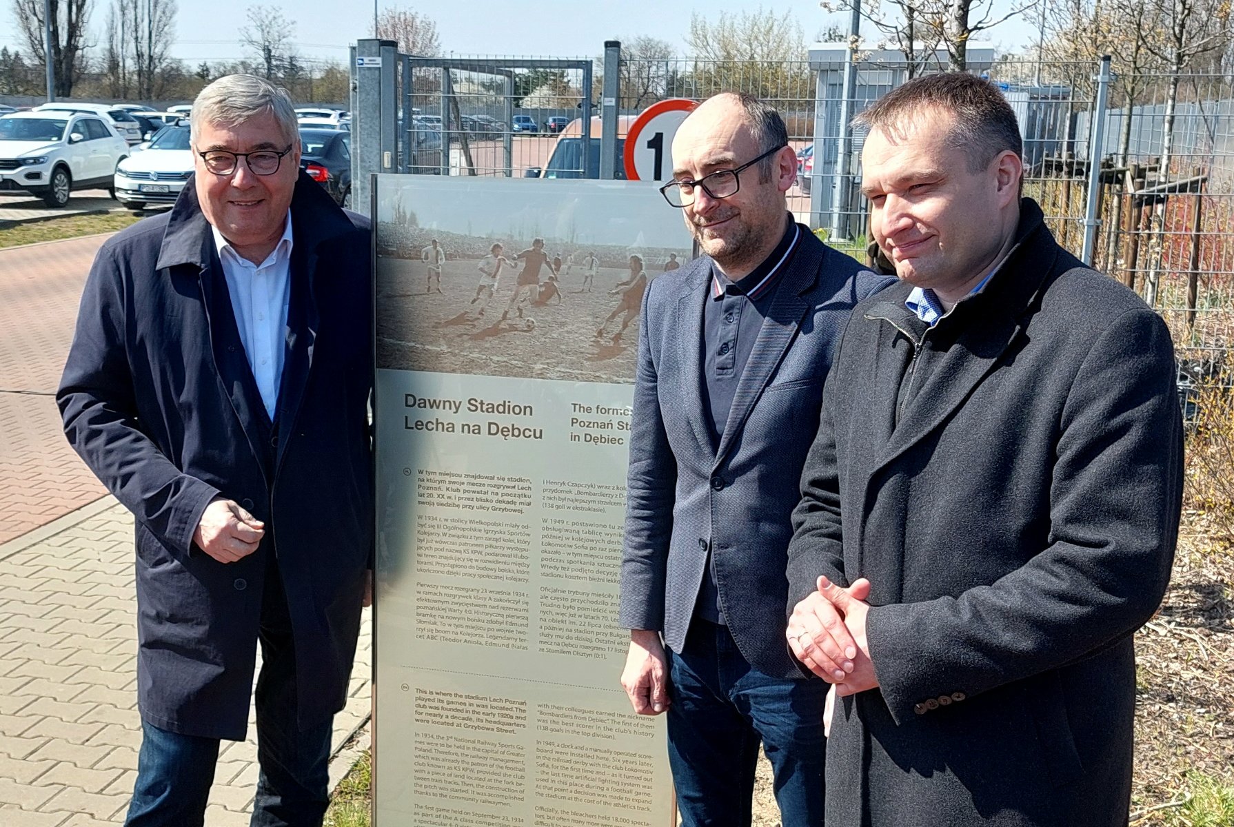 Galeria zdjęć z odsłonięcia tablicy poświęconej byłem u stadionowi Lecha Poznań - grafika rozmowy