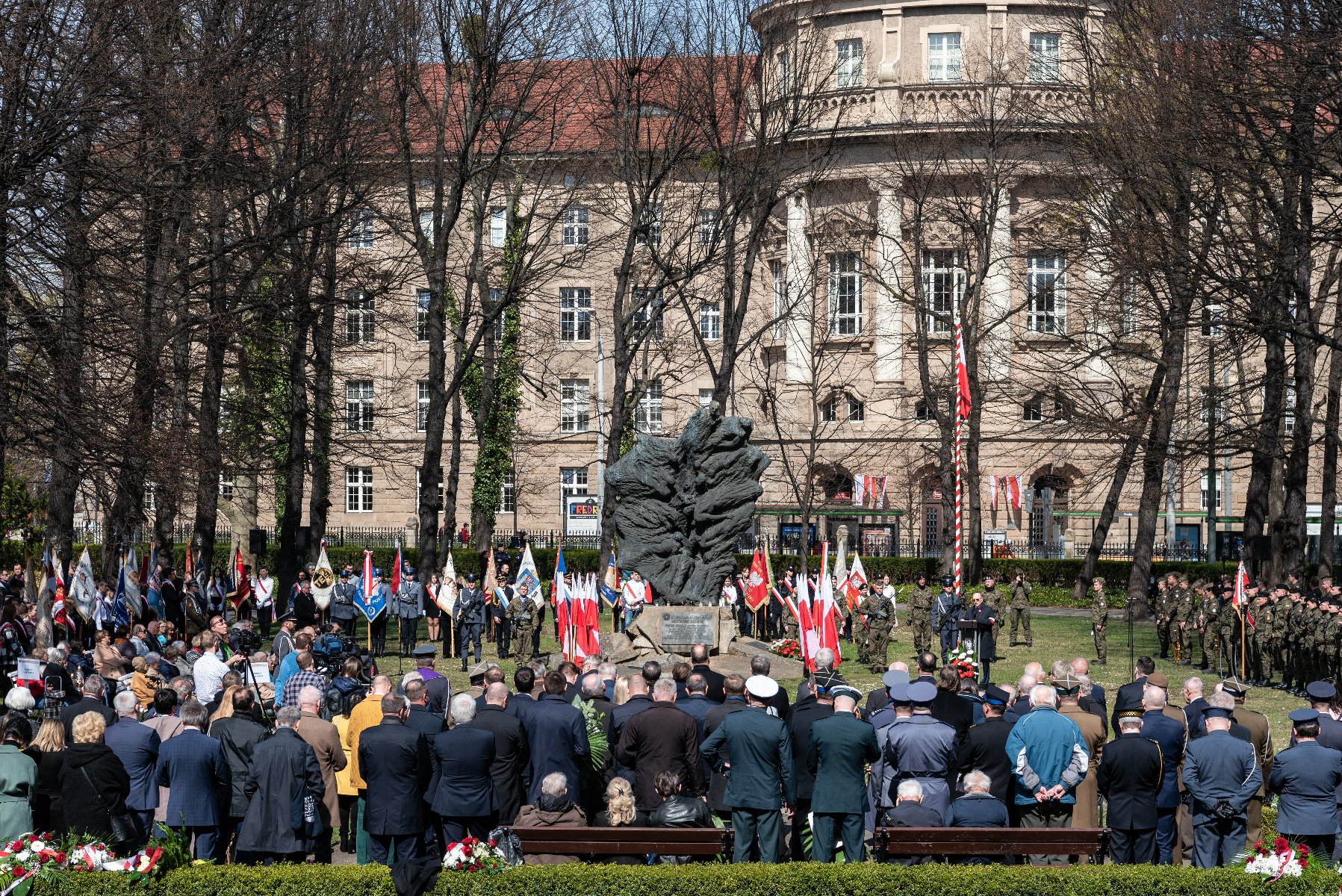 Galeria zdjęć przedstawia poznańskie obchody 82. rocznicy Zbrodni Katyńskiej. - grafika rozmowy