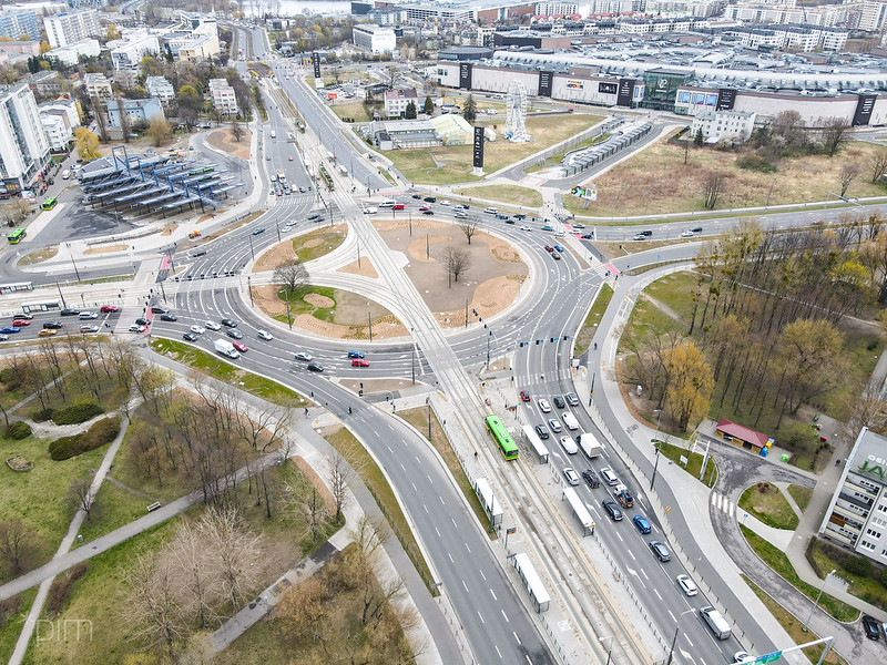 Galeria zdjęć przedstawia rondo Rataje z góry. - grafika rozmowy