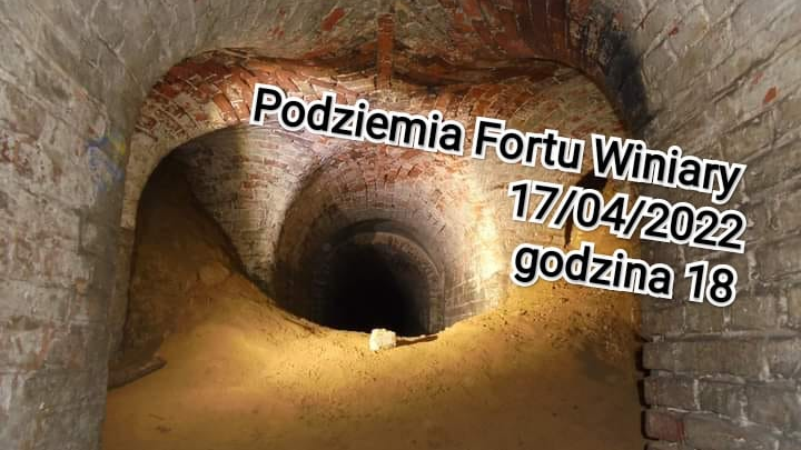 Grafika przedstawia wnętrze fortu oraz informacje o spacerze.