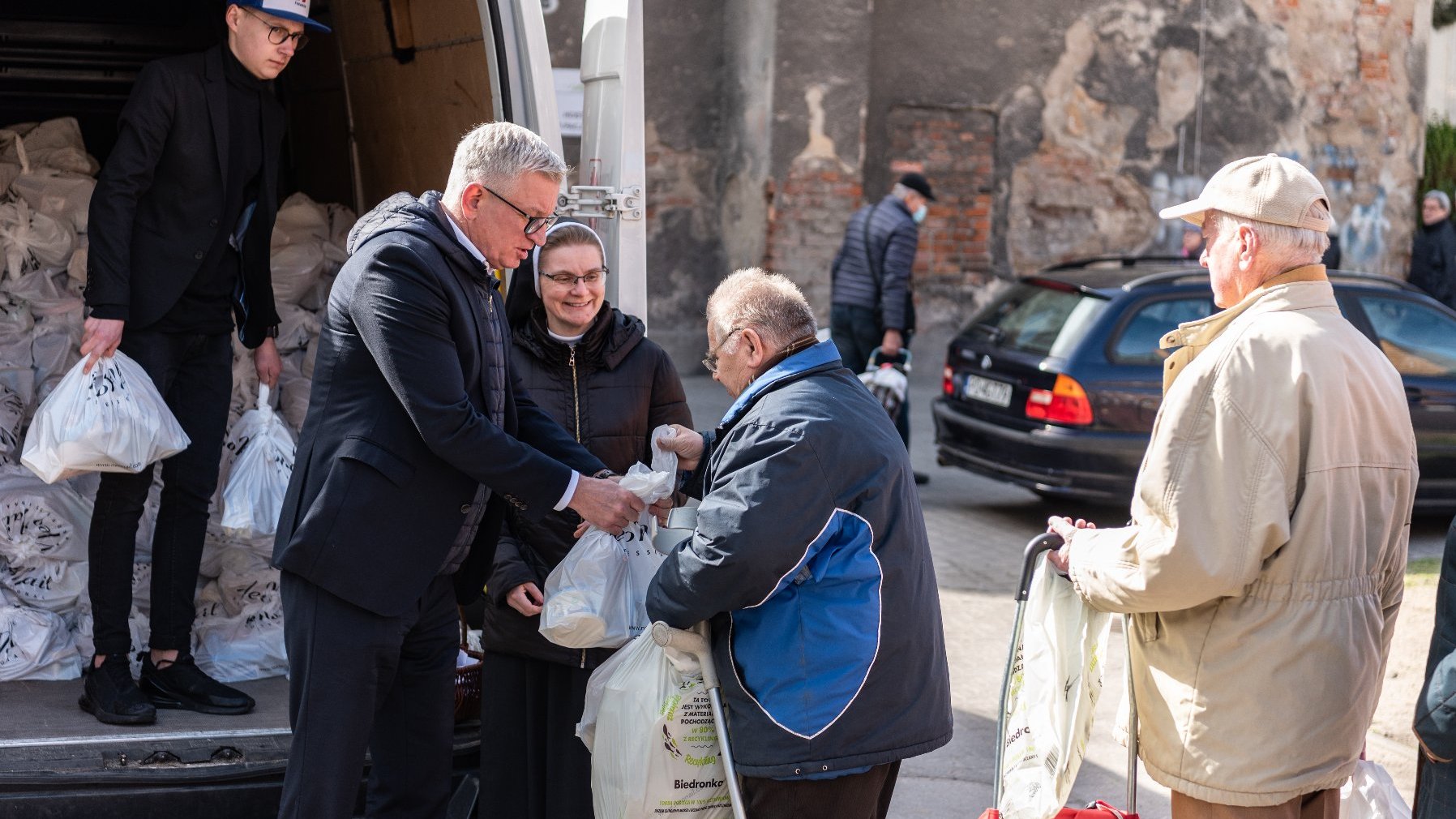 Galeria zdjęć przedstawia śniadanie wielkanocne w jadłodajni przy ul. Łąkowej.