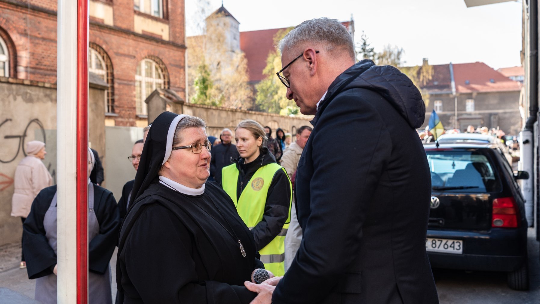 Galeria zdjęć przedstawia śniadanie wielkanocne w jadłodajni przy ul. Łąkowej.