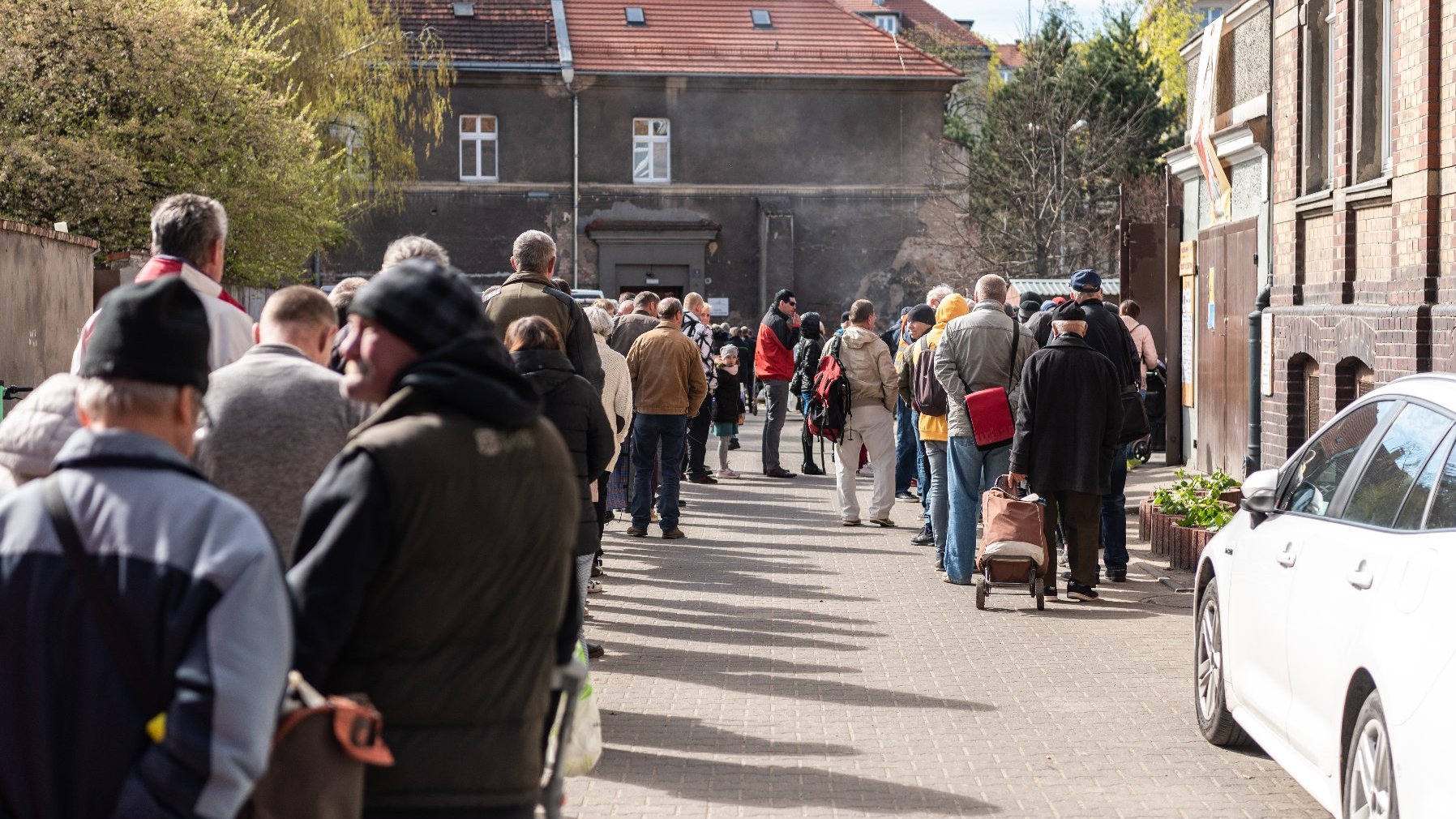 Galeria zdjęć przedstawia śniadanie wielkanocne w jadłodajni przy ul. Łąkowej.