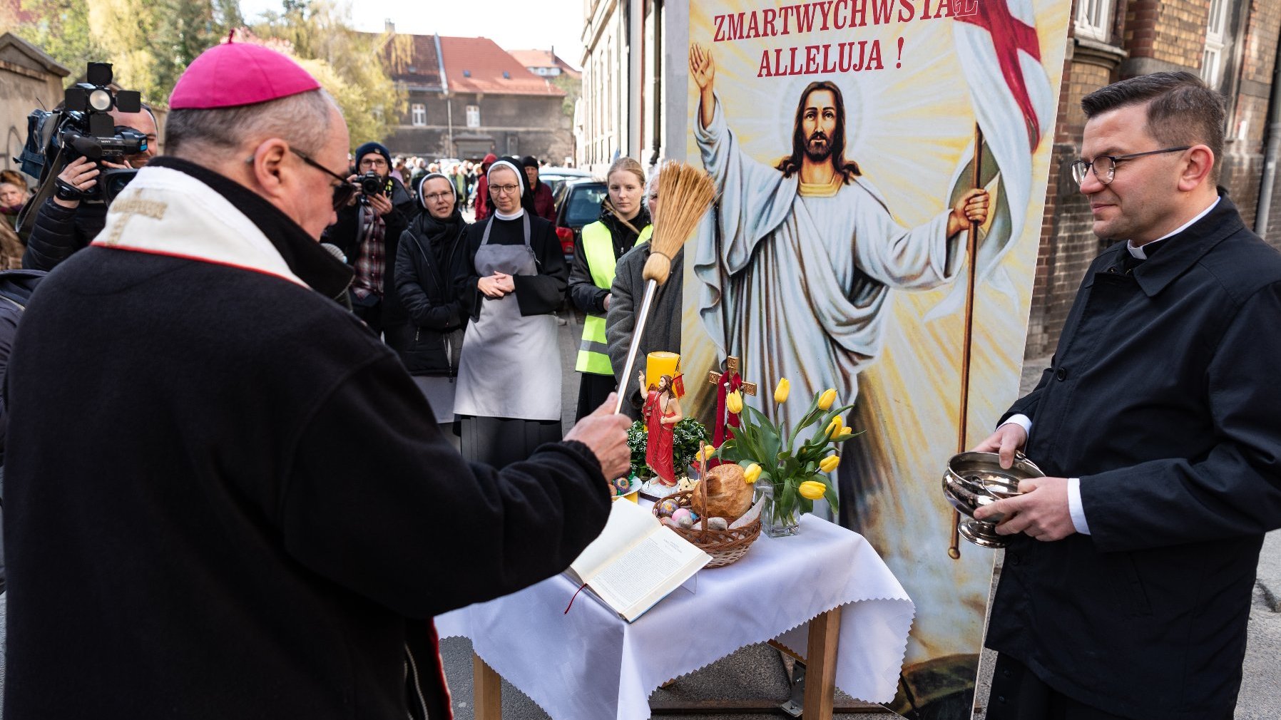 Galeria zdjęć przedstawia śniadanie wielkanocne w jadłodajni przy ul. Łąkowej.