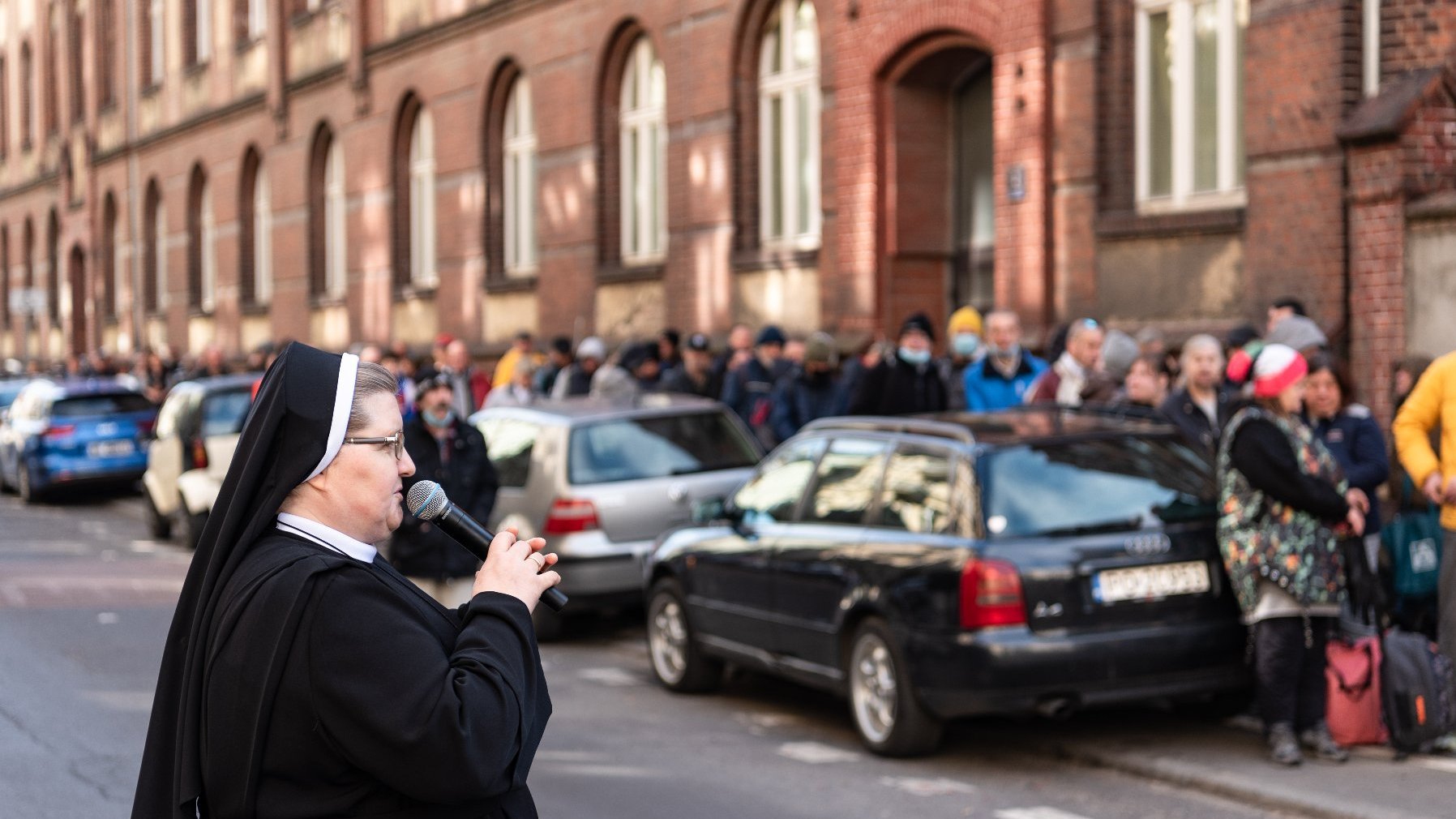 Galeria zdjęć przedstawia śniadanie wielkanocne w jadłodajni przy ul. Łąkowej.