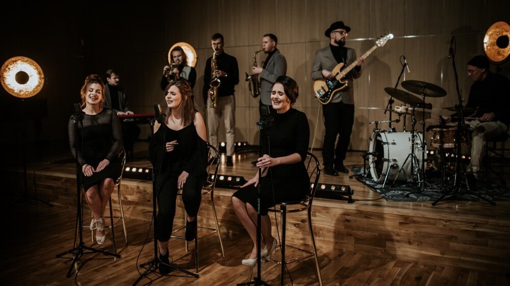 Zdjęcie przedstawia grających i śpiewających muzyków.