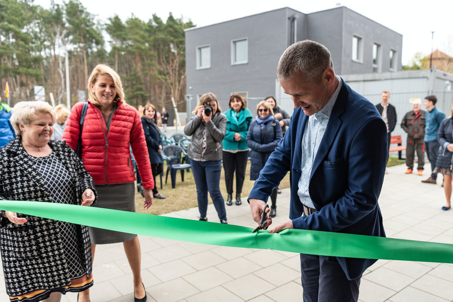 Galeria zdjęć przedstawia otwarcie nowej siedziby Centrum Wspierania Rodzin "Swoboda". - grafika rozmowy