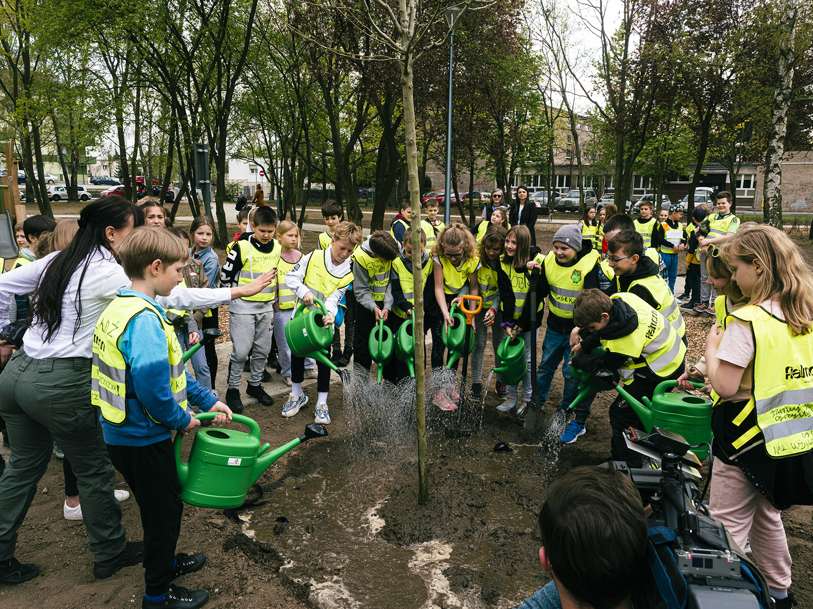 Galeria zdjęć przedstawia dzieci podczas ekowarsztatów na terenie zieleńca. - grafika rozmowy