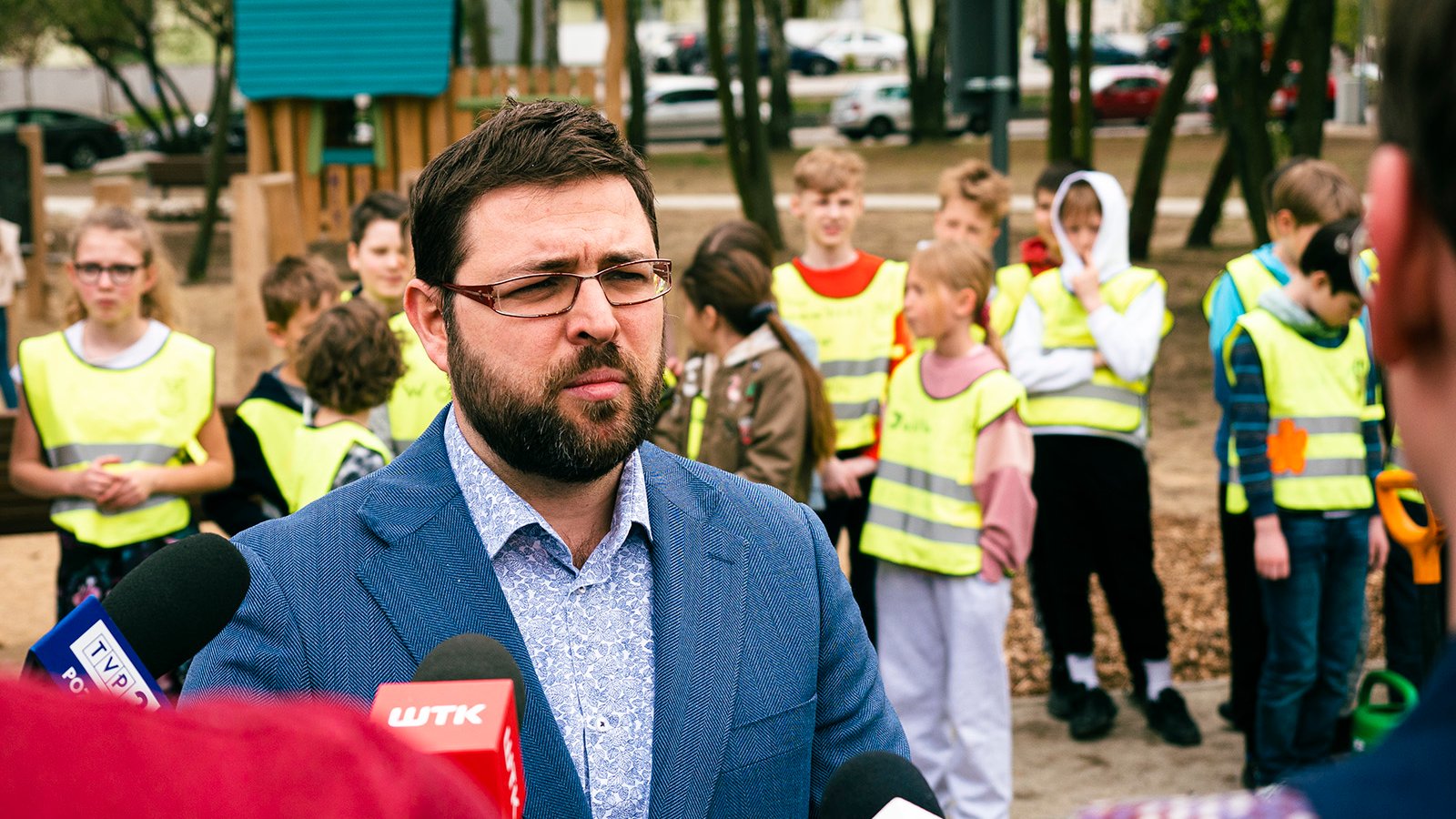 Galeria zdjęć przedstawia uczestników konferencji prasowej. W tle widać dzieci.