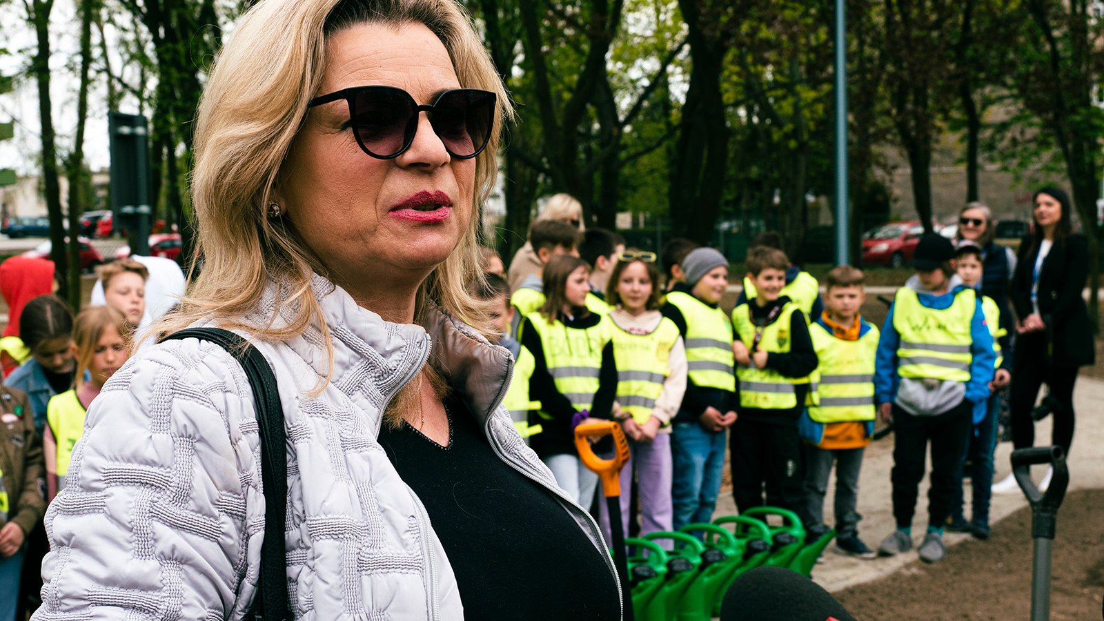 Galeria zdjęć przedstawia uczestników konferencji prasowej. W tle widać dzieci.