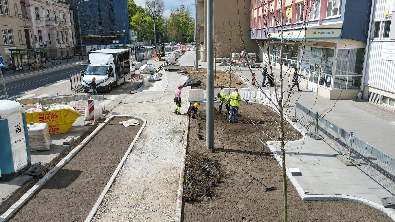 Galeria zdjęć z sadzenia drzew i zieleni przy ul. Zwierzynieckiej