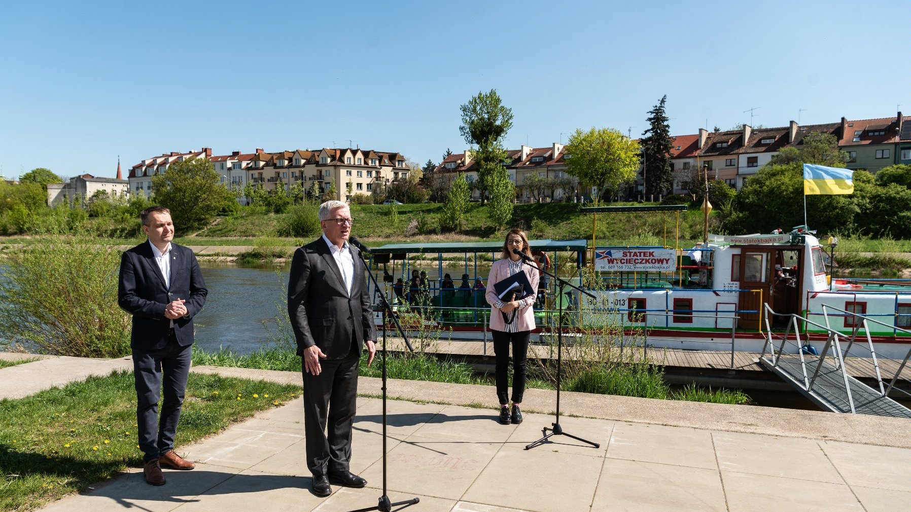 Galeria zdjęć przedstawia rejs po Warcie oraz konferencję prasową na brzegu rzeki.