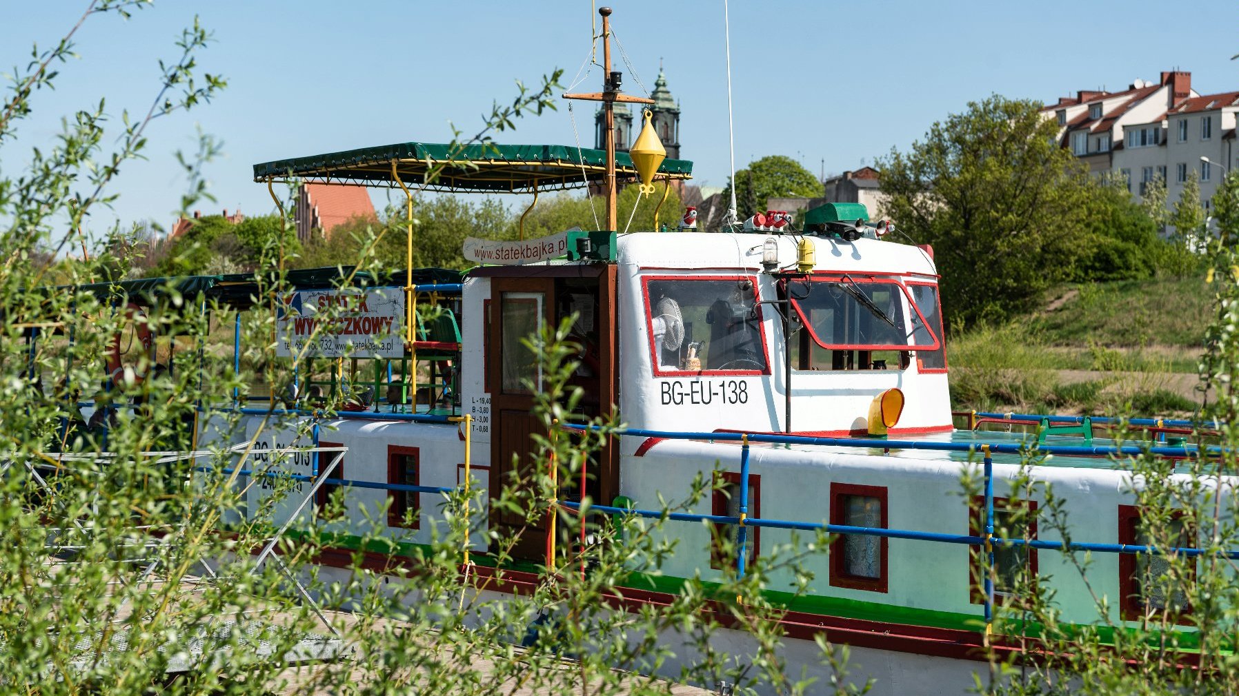 Galeria zdjęć przedstawia tramwaj wodny "Bajka".