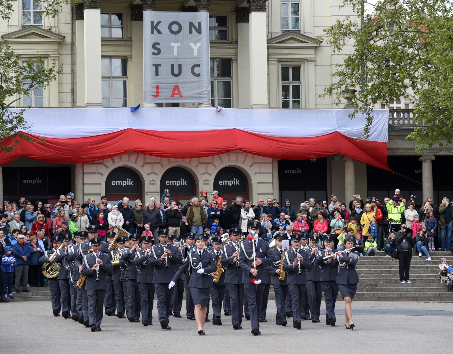 Galeria zdjęć przedstawia obchody święta Konstytucji 3 Maja w Poznaniu. - grafika rozmowy