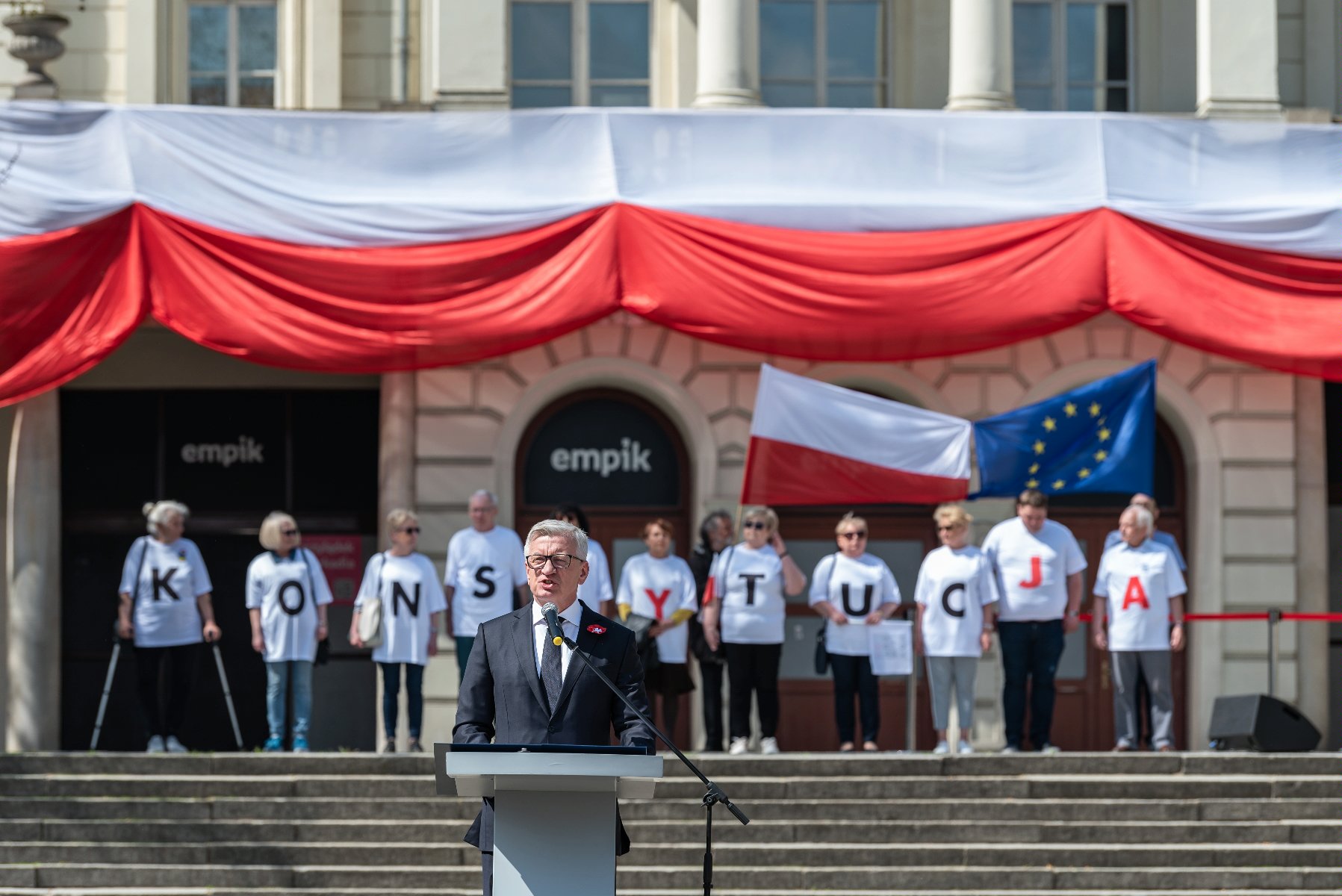 Galeria zdjęć przedstawia obchody święta Konstytucji 3 Maja. - grafika rozmowy