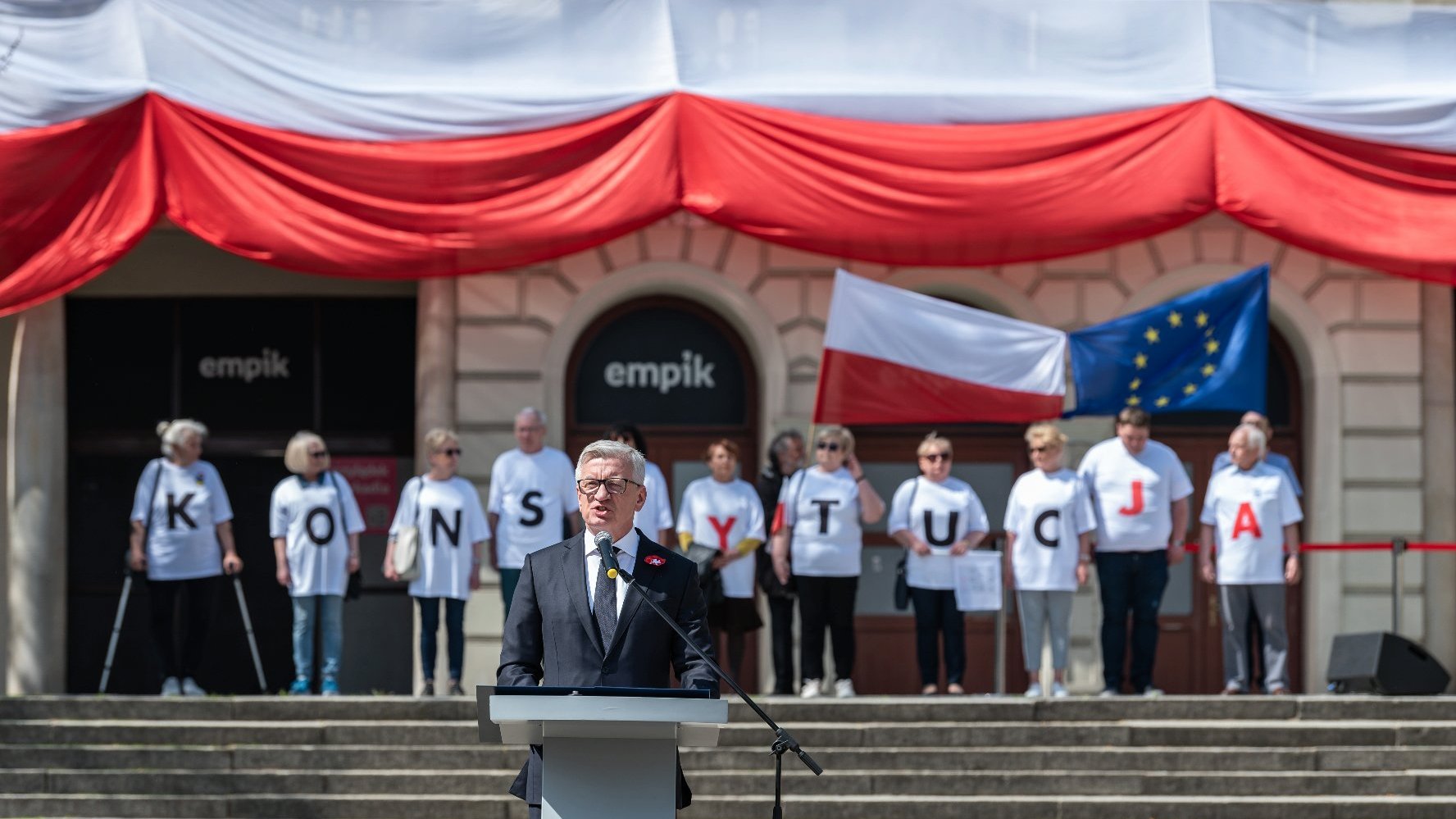 Galeria zdjęć przedstawia obchody święta Konstytucji 3 Maja.