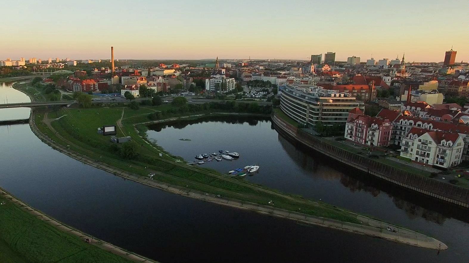 Widok na Wartę i Stary Port z lotu ptaka. - grafika rozmowy