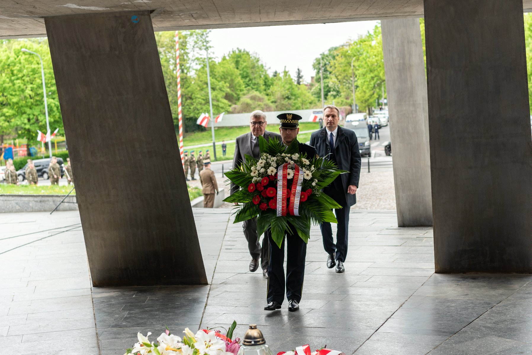 Galeria zdjęć przedstawia poznańskie obchody 77. rocznicy zakończenia II wojny światowej. - grafika rozmowy