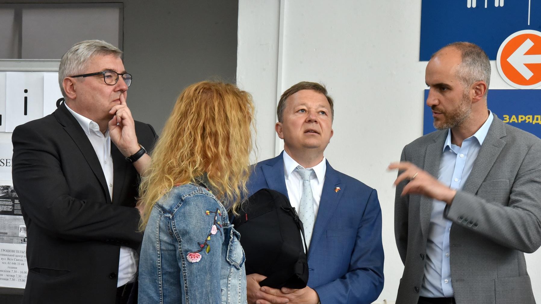 Na zdjęciu delegacja na MTP - nadburmistrz Hanoweru gestykuluje, pozostali słuchają