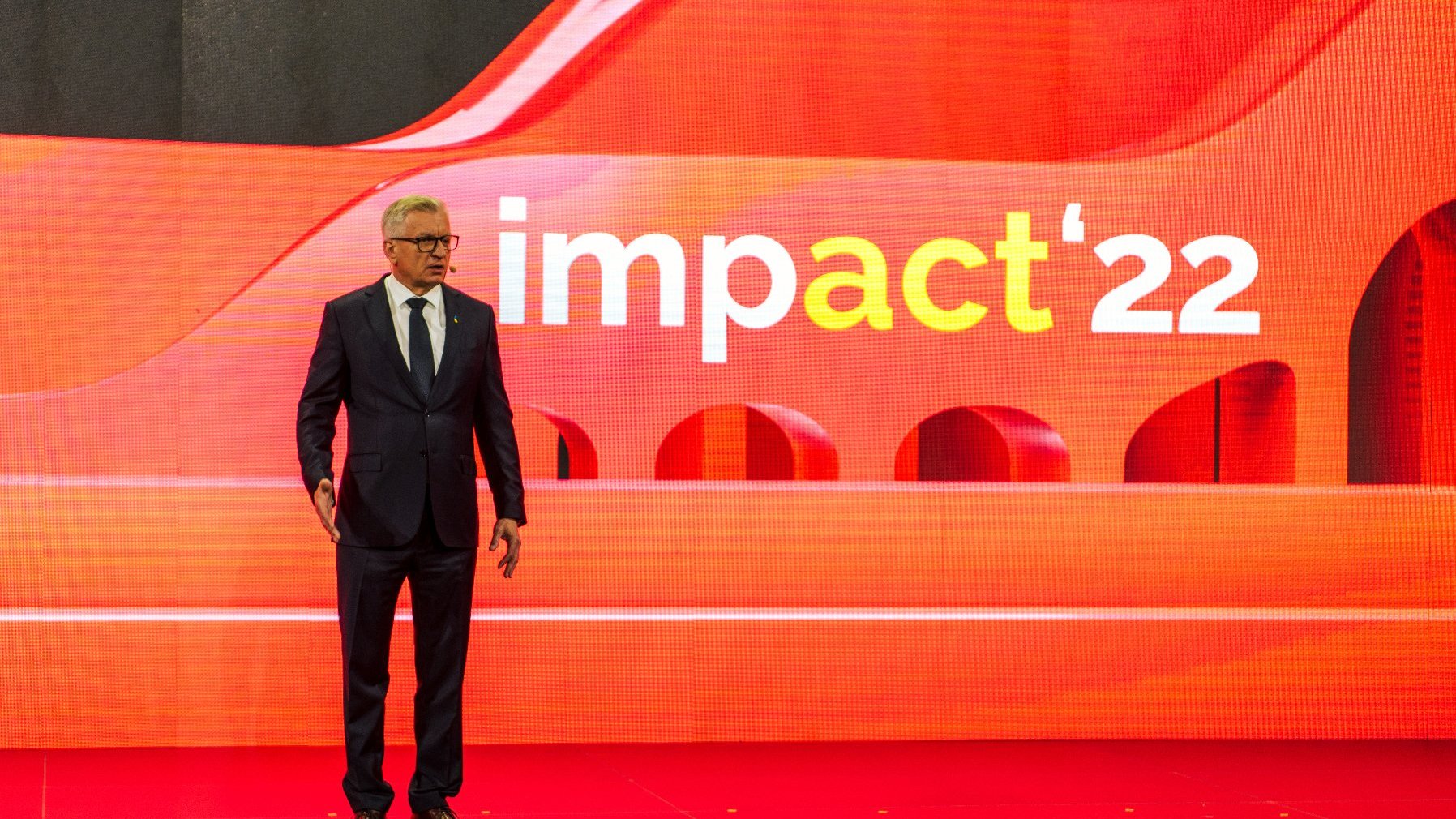 Na zdjęciu Jacek Jaśkowiak, prezydent Poznania, na scenie, za nim napis: Impact'22