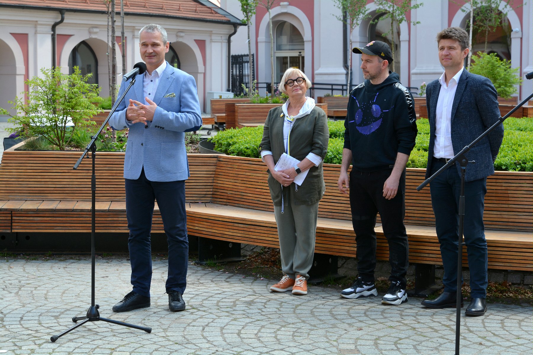 Galeria zdjęć z briefingu prasowego z udziałem organizatorów oraz zastępcy prezydenta Poznania - Jędrzeja Solarskiego - grafika rozmowy