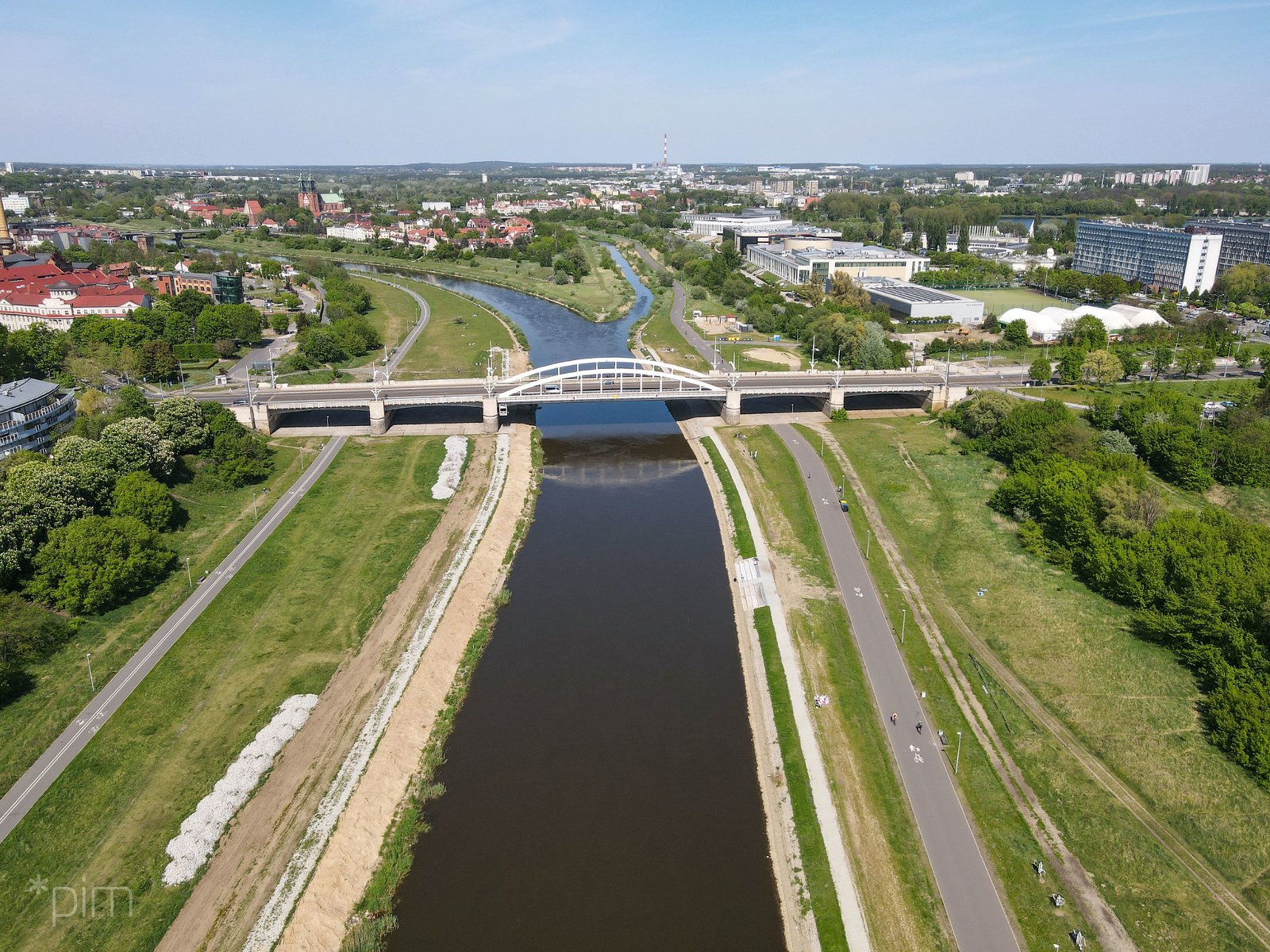 Galeria zdjęć Wartostrady z lotu ptaka. Wszystkie przedstawiają Wartostradę biegnącą wśród różnych odcinków rzeki - grafika rozmowy