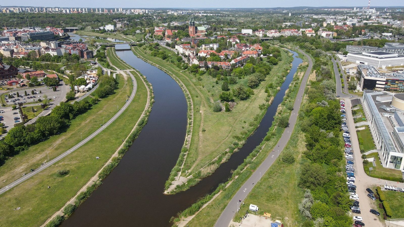 Galeria zdjęć Wartostrady z lotu ptaka. Wszystkie przedstawiają Wartostradę biegnącą wśród różnych odcinków rzeki