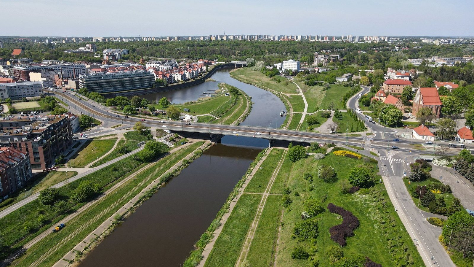 Galeria zdjęć Wartostrady z lotu ptaka. Wszystkie przedstawiają Wartostradę biegnącą wśród różnych odcinków rzeki