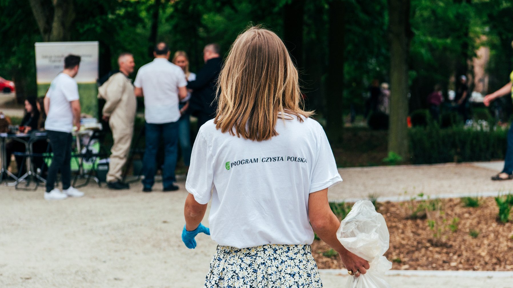 Galeria zdjęć przedstawia piknik w parku Sołackim. Na zdjęciach widać ludzi podczas wspólnego sprzątania, sadzenia drzew i różnych warsztatów.