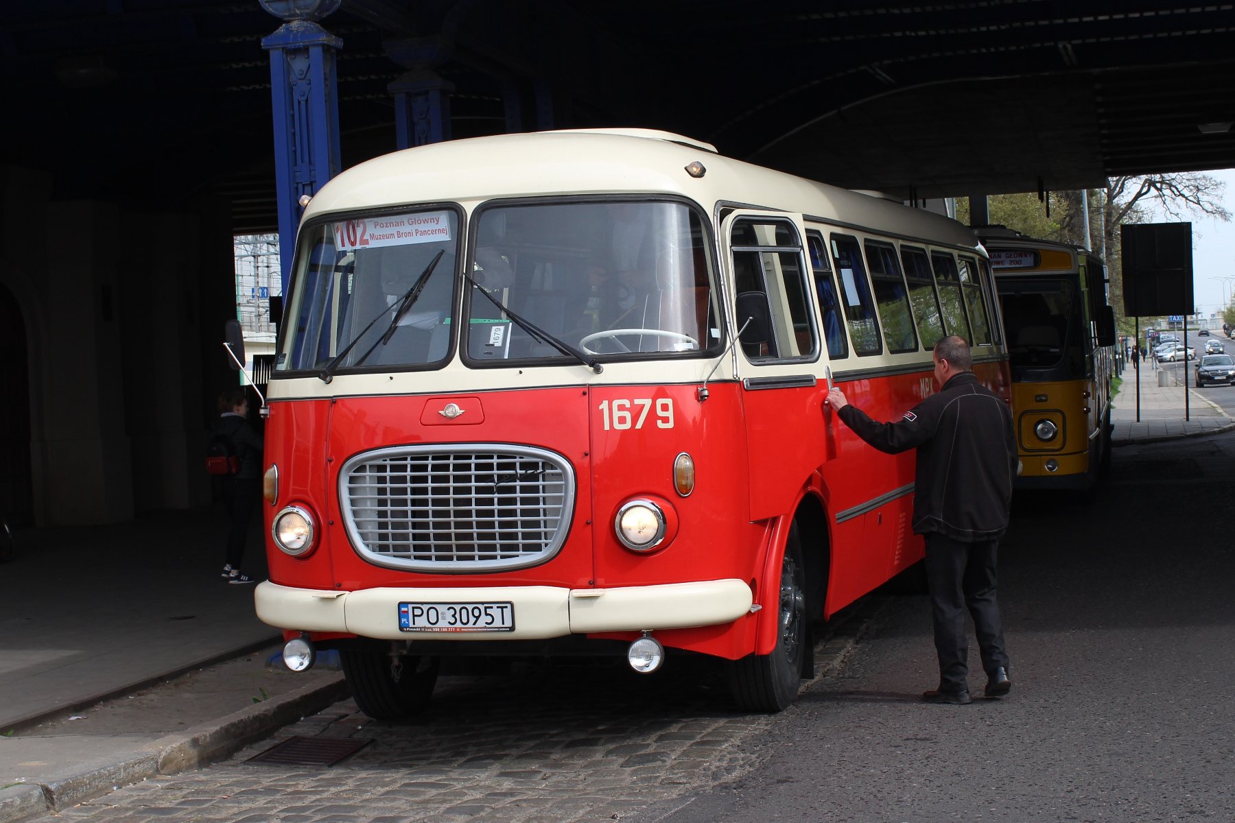 Historyczny autobus, tzw ogórek - grafika rozmowy