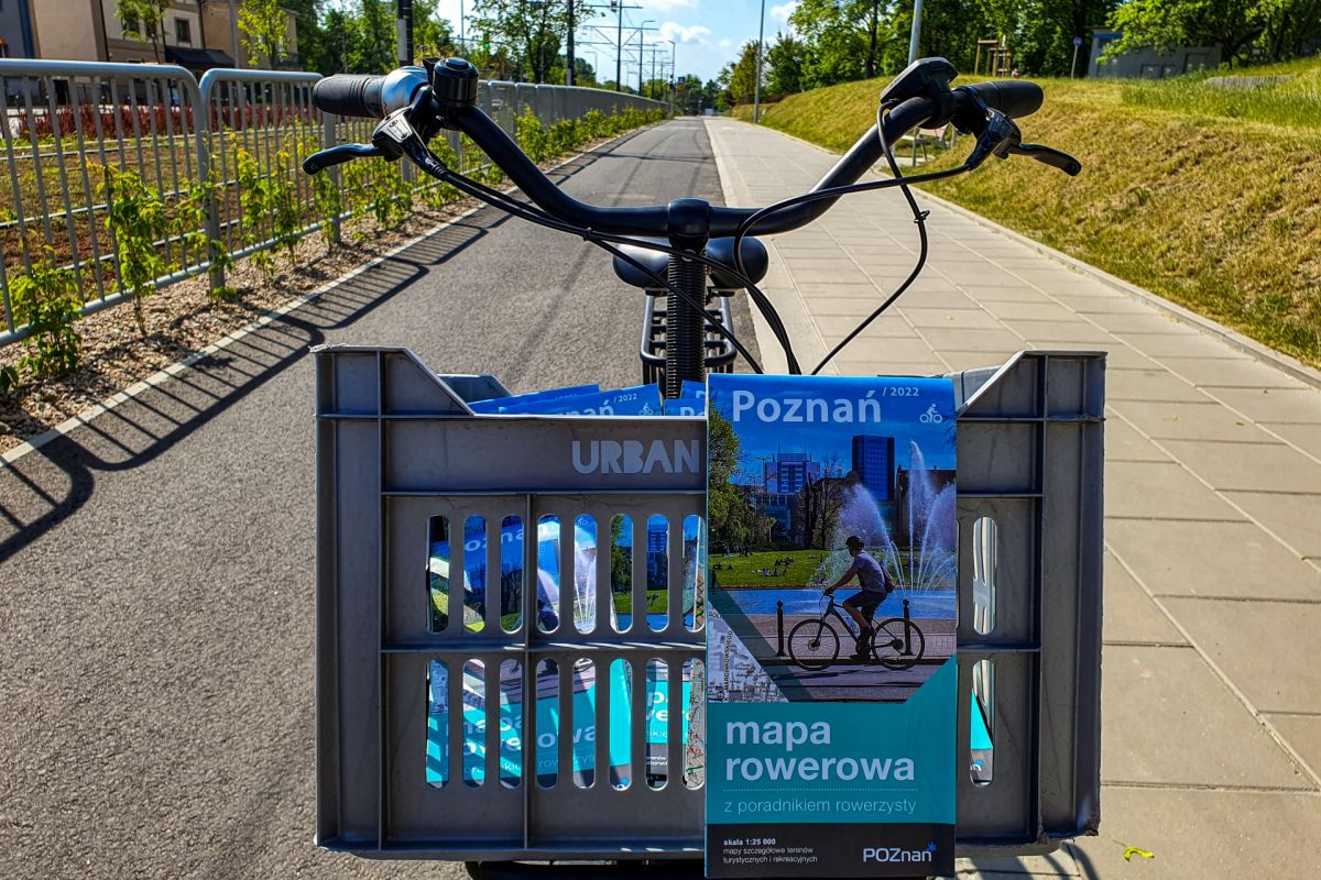 Zdjęcie mapy rowerowej przymocowanej do kierownicy roweru - grafika rozmowy