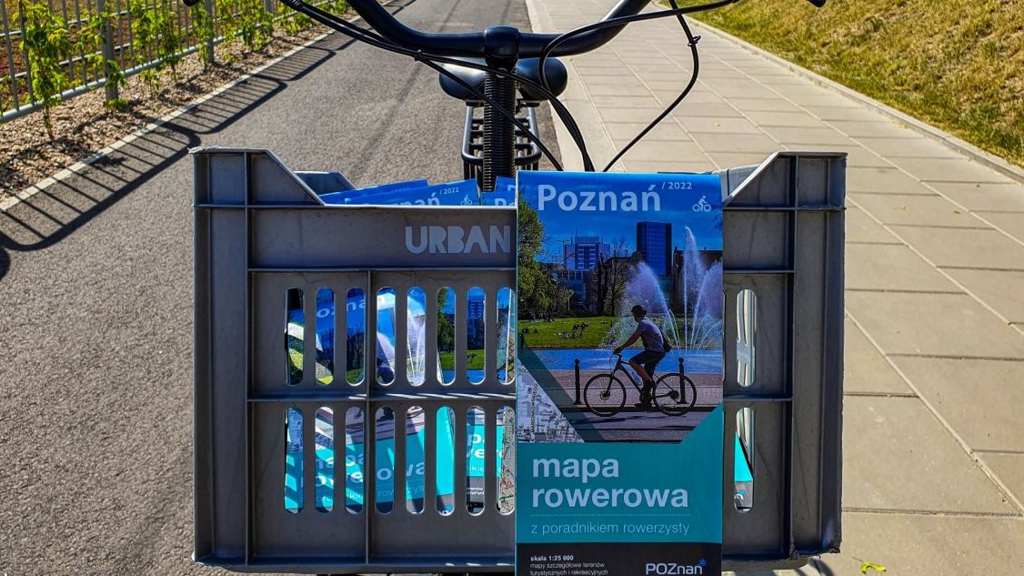 Zdjęcie mapy rowerowej przymocowanej do kierownicy roweru