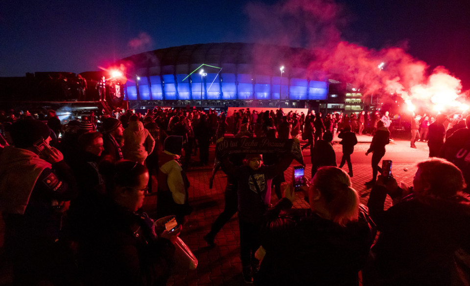 Feta kibiców pod stadionem - grafika rozmowy