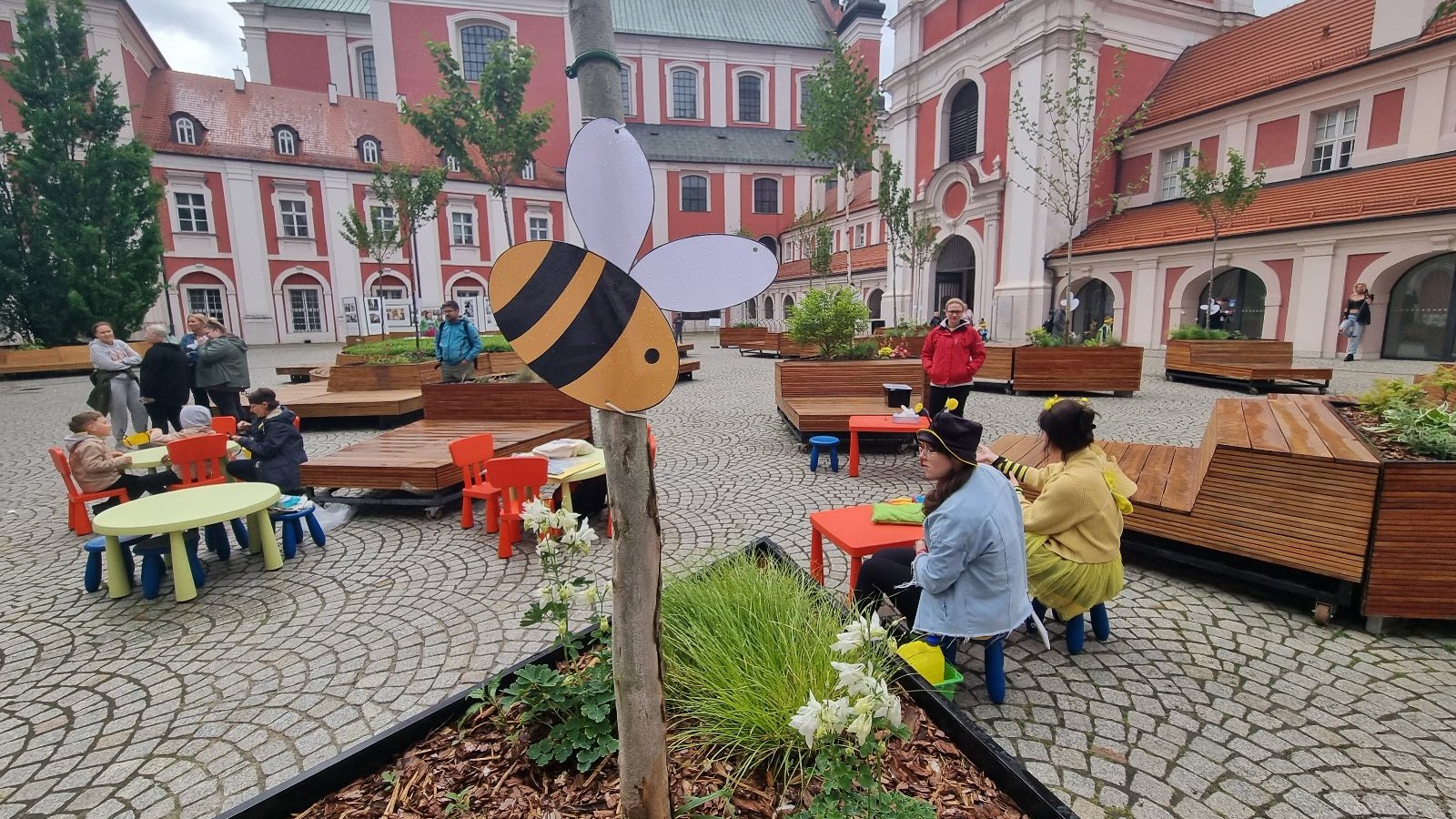 Galeria zdjęć przedstawia piknik na dziedzińcu urzędu miasta, w tym wręczenie nagród dzieciom, biorącym udział w konkursie.