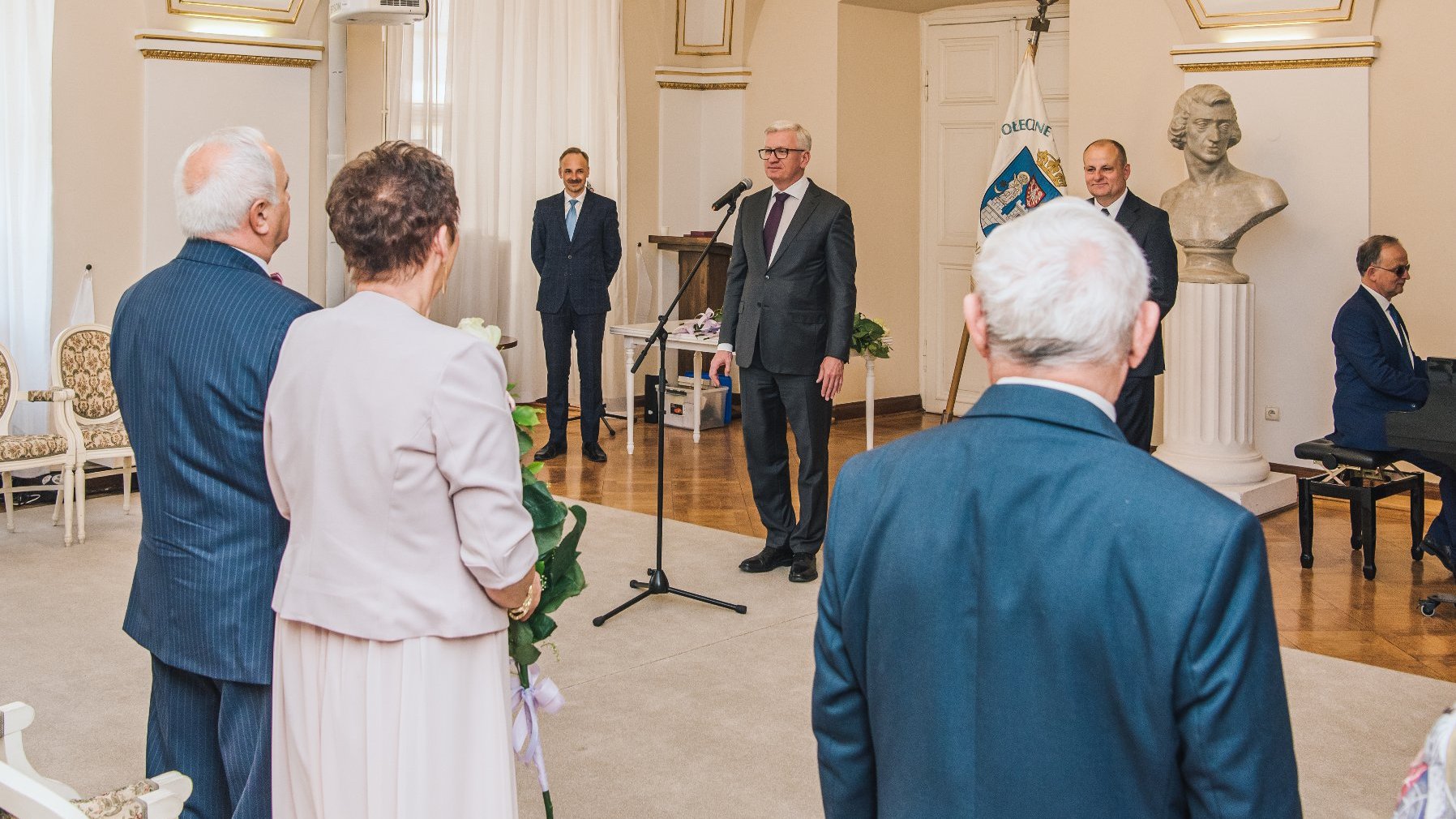 Galeria zdjęć przedstawia prezydenta Poznania, który wręcza starszym poznaniakom Medale za Długoletnie Pożycie Małżeńskie.