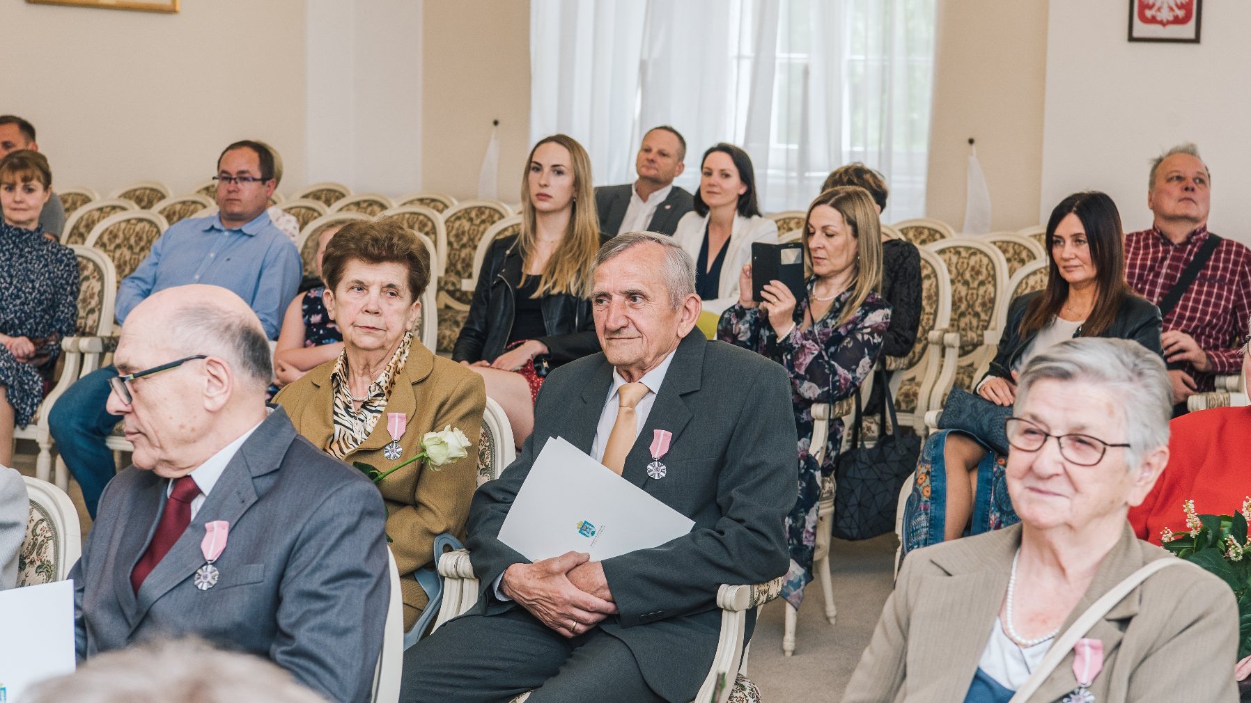 Galeria zdjęć przedstawia prezydenta Poznania, który wręcza starszym poznaniakom Medale za Długoletnie Pożycie Małżeńskie.