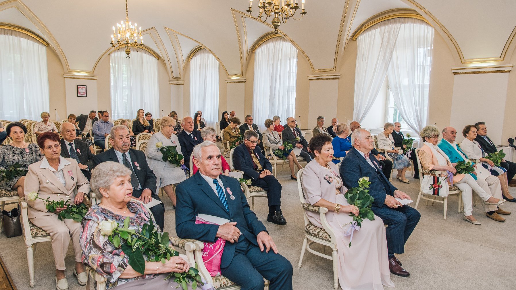 Galeria zdjęć przedstawia prezydenta Poznania, który wręcza starszym poznaniakom Medale za Długoletnie Pożycie Małżeńskie.